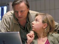 Tatort – Prof. Boernes Assistentin Silke Haller (ChristTine Urspruch) zeigt Kommissar Frank Thiel (Axel Prahl) einen Videofilm, der das Opfer kurze Zeit vor seiner Ermordung auf dem Abschlussfilm des anatomischen Instituts zeigt. Thiel erhofft sich davon Hinweise für seine Ermittlungsarbeiten.
