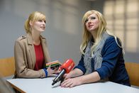 Im Knast – Die Drag-Queen Tessa Testicel (Stephan Grossmann, r.) im Interview mit Johanna Maria Knothe (Johanna Maria Knothe, l.)