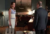 Suits – Louis (Rick Hoffmann) hilft seiner Schwester Esther (Amy Acker) bei der Bewältigung einer emotional sehr schwierigen Situation.