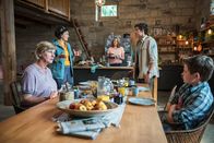 Der Ranger – Gemütlich vereint: (v.li.) Heike Jonca als Monika Waldek, Liza Tzschirner als Emilia Graf, Eva-Maria Grein von Friedl als Rike Waldek, Philipp Danne als Jonas Waldek, Dennis Hofmeister als Lukas Waldek