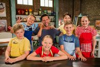 Schmatzo – Moderator Alexander Kumptner zeigt den Koch-Kids heute verschiedene Gerichte mit Bananen.