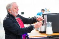 Digiclash: Der Generationen-Contest – Kaffee kochen leicht gemacht oder doch zu viel Technik? Ralf aus dem Team Digital versucht mit dem Vollautomaten einen Kaffee zu kochen.