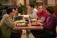 The Big Bang Theory – Nachdem Sheldons Zugang bei einem Online-Spiel gehackt wurde, machen sich die Freunde auf, um den Hacker zu finden: Sheldon (Jim Parsons, 2.v.r.), Leonard (Johnny Galecki, l.), Howard (Simon Helberg, r.) und Rajesh (Kunal Nayyar, 2.v.l.) ...