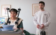 In aller Freundschaft – Arzu Ritter (Arzu Bazman) wird nach ihrem schweren Sturz mit dem Halofixateur nach Hause entlassen. Pfleger Kris Haas (Jascha Rust) will seiner Chefin Mut zusprechen, doch Arzu hat einfach nur Angst. Sie will sich um ihre Familie kümmern und ihr nicht zur Last fallen. Die nächsten Wochen zum Nichtstun verdammt zu sein, ist für Arzu unerträglich.