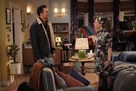 Call Me Kat – Max (Cheyenne Jackson, l.); Kat (Mayim Bialik, r.)