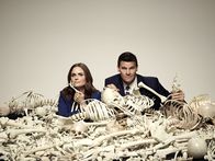 Bones - Die Knochenjägerin – 9. Staffel: Dr. Temperance "Bones" Brennan (Emily Deschanel) und Special Agent Seeley Booth (David Boreanaz)