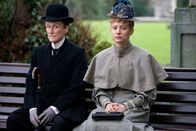 Albert Nobbs – Glenn Close als Albert Nobbs (l.), Mia Wasikowski als Helen