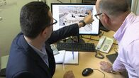 SMS - Schwanke meets Science – Der Bauforscher Ibrahim Salman (links) berichtet Karsten Schwanke von den Zerstörungen in seiner Heimat durch Krieg, Plünderungen und die Zerstörungswut des IS.