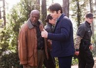 Extant – John (Goran Visnjic, r.) ist sich nicht sicher, ob seine Frau die Schwangerschaft erfunden hat und auch Quinn (Louis Gossett Jr., l.) zweifelt an Mollys Geisteszustand ...