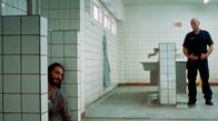 Asbest – Er hat einen Plan: Sharif (Burak Yiğit) versteckt sich vor dem Wärter in der Dusche.