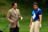 Monk – Monk (Tony Shalhoub, l.) ist fest davon überzeugt, dass der Playboy Dexter Larsen (Gary Cole, r.) den Finanzvorstand des beliebten Männer-Magazins Sapphire umgebracht zu haben.