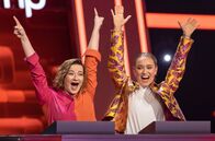 Quizduell - Olymp – Quizmasterin Esther Sedlaczek (M.) mit den Kandidatinnen des Teams "Kamera": Die Schauspielerinnen Nina Gummich (l.) und Caro Cult (r.).