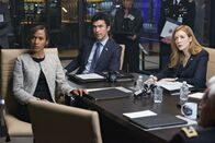 Salvation – Claire Rayburn (Erica Luttrell, l.), Beraterin des Präsidenten, Harris (Ian Anthony Dale, M.) und Grace (Jennifer Finnigan, r.) wollen bei einem wichtigen Meeting den Stand der Dinge erörtern. Werden die Verantwortlichen sich schließlich tatsächlich für eine Methode entscheiden, die Milliarden von Menschen das Leben kosten könnte?; Claire Rayburn (Erica Luttrell, l.), Beraterin des Präsidenten, Harris (Ian Anthony Dale, M.) und Grace (Jennifer Finnigan, r.) wollen bei einem wichtigen Meeting den Stand der Dinge erörtern. Werden die Verantwortlichen sich schließlich tatsächlich für eine Methode entscheiden, die Milliarden von Menschen das Leben kosten könnte?