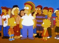 Die Simpsons – Homer (Mi.) geht mit Lisa (re.) und Bart (li.) zu einem Open-Air-Konzert.