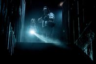 Insidious - The Last Key – Dr. Elise Rainier (Lin Shaye) und Tucker (Angus Sampson)