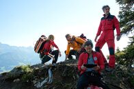 Die Bergretter – Die Bergretter (v.l.n.r.: Katharina Strasser (Luise Bähr), Markus Kofler (Sebastian Ströbel), Michael Dörfler (Robert Lohr) und Ben Marasek (Mirko Lang)) suchen nach der Absturzstelle des Vermissten. in Verbindung mit der Sendung bei Nennung ZDF/Thomas R. Schumann