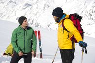 Die Bergretter – Markus (Sebastian Ströbel, r.) erfährt von Ben (Mirko Lang, l.), dass zwei Mädchen seiner Gruppe verschwunden sind.