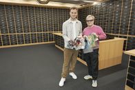 Terra X: Weltstädte – Leon Windscheid im Atelier einer französischen Luxusstickerei zusammen mit dem Modedesigner Hubert Barrčre.