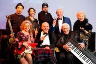Die Spätzünder – Von links: Rocco (Jan Josef Liefers), Sandra (Lisa Kreuzer), Marina (Ursula Strauss), Herr Klüger (Hans Michael Rehberg), Sido, Dieter Jürgens (Dieter Hallervorden), Degenhard (Joachim Fuchsberger) und Sissi (Bibiana Zeller).