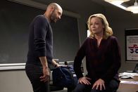 The Strain – Eph (Corey Stoll, l.) und Justine (Samantha Mathis, r.) ahnen bereits, dass ihr Kampf gegen die Vampire noch lange nicht beendet ist und berufen eine Armee ein ...