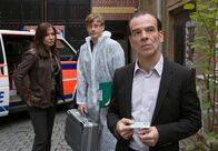 Tatort – NDR Fernsehen TATORT, "Todesstrafe" Uhr. Hauptkommissar Andreas Keppler (Martin Wuttke, rechts) ist gerade an dem ersten Tatort angekommen und trifft auf seine Partnerin Eva Saalfeld (Simone Thomalla, links) und Kriminaltechniker Wolfgang Menzel (Maxim Mehmet, Mitte)