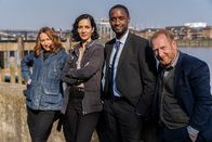 The Chelsea Detective – Von links: Astrid Fischer (Anamaria Marinca), Priya Shamsie (Sonita Henry), Connor Pollock (Peter Bankolé) und Max Arnold (Adrian Scarborough) lehnen an einer Mauer im Hafen.