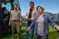 Der Bergdoktor – Lisbeth (Monika Baumgartner, r.) behauptet, dass es ihr besser geht. Doch Hans (Heiko Ruprecht, l.) und Martin (Hans Sigl, M.) bezweifeln das.