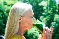 Puls – Puls Mit Alternativmedizin gegen Krebs – geht das? Eine Protagonistin der Sendung trinkt einen grünen Smoothie 2025 Copyright: SRF
