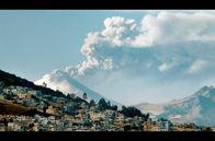 Leben mit Vulkanen – Fumarolen entweichen dem Cotopaxi in den ecuadorianischen Anden.