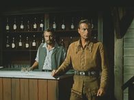 Winnetou II – Im Lager der Banditen versucht Old Shatterhand (Lex Barker, r.) einen Aufstand anzuzetteln.