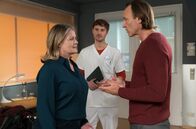 In aller Freundschaft – Petra Minou (Birge Schade, li.), Dr. Martin Steins (Bernhard Bettermann, re.) Partnerin, ist auf einer Shoppingtour zusammengebrochen. Herzchirurg Benno Nowak (Frédéric Brossier, mi.) hat festgestellt, dass sie eine neue Herzklappe benötigt. Martin plädiert für die wahrscheinlich lebenslange Lösung einer mechanischen Herzklappe, die jedoch auch Nachteile hat und Benno schlägt eher eine biologische Klappe vor, die jedoch nicht so lange hält.