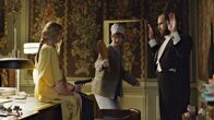 Blutsauger – Octavia (Lilith Stangenberg) bedroht Ljowuschka (Alexandre Koberidze, r) mit einer Pistole. Jakob (Alexander Herbst, l)