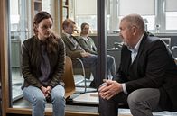 Tatort – Jana Künitz (Mathilde Bundschuh, l) war vierzehn und Daniel Huberty damals ihr Lehrer. Dessen Ex-Frau Simone (Antje Hamer) und deren neuer Ehemann Ingo (Enno Kalisch, hinten) warten, während sie mit Kommissar Freddy Schenk (Dietmar Bär, r.) spricht.
