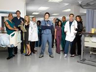 Scrubs - Die Anfänger – v.l.n.r.) Dr. Todd Quinlan (Robert Maschio), Hausmeister (Neil Flynn), Elliot (Sarah Chalke), Dr. Bob Kelso (Ken Jenkins), Schwester Laverne Roberts (Aloma Wright), J.D. (Zach Braff), Ted Buckland (Sam Llyod), Carla (Judy Reyes), Turk (Donald Faison), Dr. Phil Cox (John C. McGingley) und Jordan Sullivan (Christa Miller)