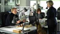 Kommissar van der Valk – Kommissar Van der Valk (Marc Warren, li.) und seine Partnerin Lucienne Hassell (Maimie McCoy, Mitte) sprechen sich mit Julia Dahlmann (Emma Fielding, re.).