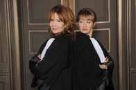 Lebowitz vs Lebowitz – Die erfolgreiche Rechtsanwältin Paule Lebowitz (Clémentine Célarié, l.) konkurriert mit der neuen Lebensgefährtin ihres Ex-Mannes Irène Lebowitz (Caroline Anglade, r.) um das Sagen in ihrer Kanzlei ...