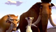 Ice Age – Um einen Menschen-Säugling zurück zu seiner Familie zubringen schließen sich der Einzelgänger Manni (r.), der nervige Sid (M.) und der knurrige Diego (l.) zusammen. Doch einer der drei hat in Wahrheit ganz andere Pläne mit dem Säugling ...