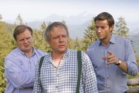 Die Rosenheim-Cops – Die Cops Hartl (Michael A. Grimm, l.) und Hansen (Igor Jeftic, r.) trauen Hüttenwirt Mühltaler (Wowo Habdank, m.) zu, dass er das Opfer nach einem heftigen Streit erschlagen hat.