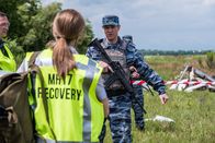 Mayday - Alarm im Cockpit – Brantford, Ontario - Der DPR-Soldat (gespielt von Nicolas Rhind) nähert sich dem Ermittler Ron Smits (gespielt von Jeff Miller) und der stellvertretenden Ermittlerin (gespielt von Emily Andrews) an der Absturzstelle von Malaysian Airlines-Flug 17 (DSG Photo/Darren Goldstein).