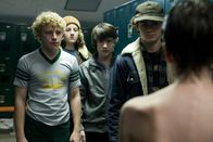 Let Me In – Mark (Jimmy Jax Pinchak, l.), Donald (Nicolai Dorian, 2.v.l.) Kenny (Dylan Minnette, M.) und sein Bruder Jimmy (Brett DelBuono, 2.v.r.) wollen sich an Owen (Kodi Smit-McPhee, r.) rächen.