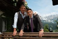 Der Bergdoktor – Das Eheleben mit seiner Vera hat sich Alexander (Mark Keller, r.) eigentlich anders vorgestellt. Er sucht Rat bei seinem besten Freund Martin (Hans Sigl, l.)