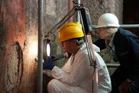 Schätze des Römischen Reichs – Restaurator Gerardo Russo und Dr. Maria Bartoli untersuchen die Reste eines Freskos an der Wand der Domus Aurea in Rom. (Kredit: National Geographic/Rebecca Naunheimer)