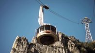 Profis am Limit – Die Instandhaltung von Seilbahnen erfordert von den Technikern höchste Konzentration.