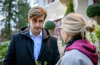 Sturm der Liebe – Paul (Sandro Kirtzel, l.) will von Josie (Lena Conzendorf, r.) wissen, ob sie in ihn verliebt ist?