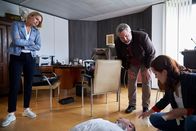 Die Rosenheim-Cops – Am Tatort informiert Pathologin Mai (Sina Wilke, r.) die Kommissare Winter (Vanessa Eckart, l.) und Stadler (Dieter Fischer, M.) über erste Erkenntnisse zum Tathergang.