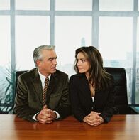 Edel & Starck – Gegensätze ziehen sich an: Felix Edel (Christoph M. Ohrt, l.), meist lässig-locker, bisweilen chaotisch, hat vor allem ein großes Herz für die Nöte seiner Klienten. Sandra Starck (Rebecca Immanuel, r.), mit scharfem Verstand ausgestattet, ist hart im Beruf und privat eine heimliche Romantikerin. Zusammen betreiben sie die Anwaltskanzlei "Edel & Starck" in Berlin, Prenzlauer Berg.