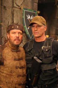 Stargate – Die Goa'Uld wollen einen entfernten Planeten überfallen und alle dort lebenden Menschen versklaven. Es ist ausgerechnet der Ort, an dem Colonel Maybourne (Tom McBeath, l.) einst ausgesetzt wurde. Als Jack (Richard Dean Anderson, r.) auf dem Planeten ankommt, erwartet ihn jedoch eine Überraschung ...