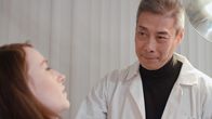 Das Honeymoon Experiment – The Director (François Chau, r.)