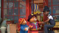 Paddingtons Abenteuer – v.li.: Paddington, Tante Lucy, PC Wells