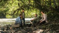 Jungle – Die Dschungelreisenden Kevin (Alex Russell, l.), Yossi (Daniel Radcliffe, 2.v.l.), Karl (Thomas Kretschmann, 2.v.r.) und Marcus (Joel Jackson, r.) einen Abbruch ihrer Expedition.